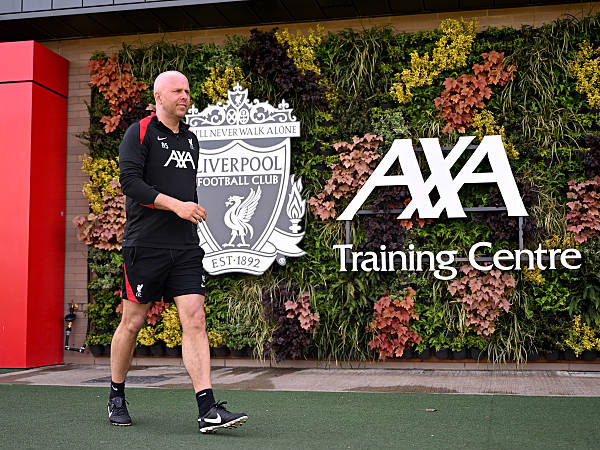 Tempat Latihan Liverpool Sambut Arne Slot dan Pemain dengan Dekorasi Juara
