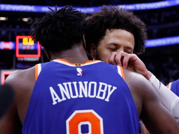 Bintang Detroit Pistons, Cade Cunningham (kanan) memeluk pemain Knicks di akhir Game 6. (Foto: AP)