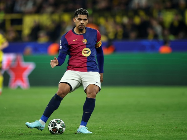 Hansi Flick Jadikan Ronald Araujo Sebagai Pengganti Jules Kounde