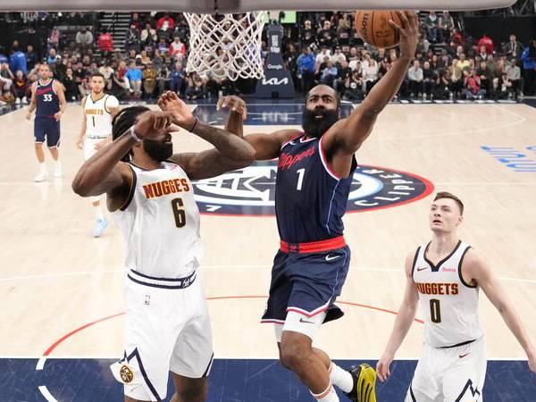 James Harden (tengah) mencetak 28 poin saat Los Angeles Clippers mengalahkan Denver Nuggets 111-105 di Game 6 pada Kamis (1/5) malam. (Foto: AP)