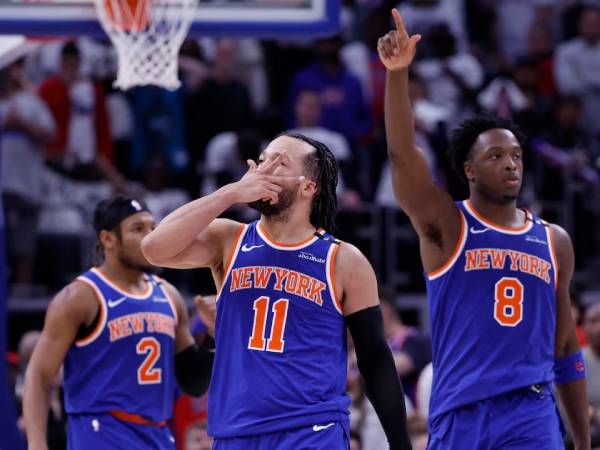 Jalen Brunson (kiri) melakukan selebrasi setelah mencetak poin versus Pistons di Game 6. (Foto: AP)