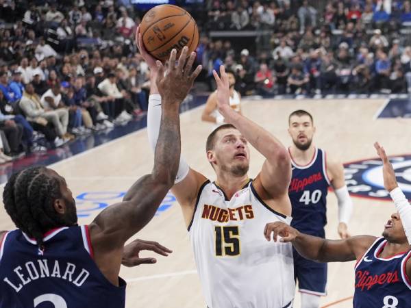 Bintang Denver Nuggets Nikola Jokic (tengah), yang sering dilanggar saat tampil dominan, hanya melakukan dua lemparan bebas di Game 6. (Foto: AP)