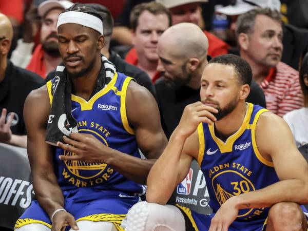 Dua bintang Warriors, Jimmy Butler dan Stephen Curry duduk menyaksikan detik-detik terakhir Game 5 versus Rockets. (Foto: AP)