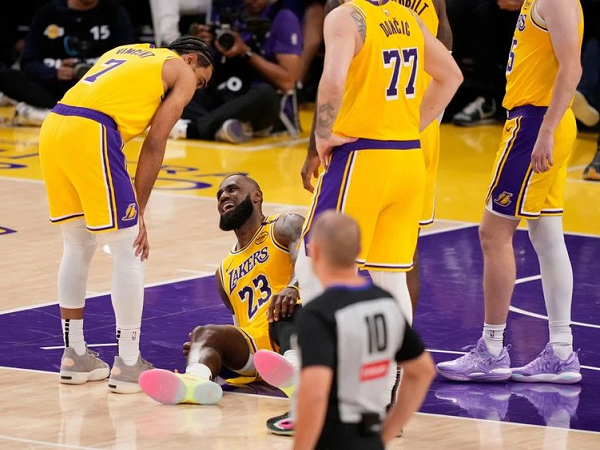 LeBron James derita cedera MCL Grade 2 usai bertabrakan dengan Donte DiVincenzo.