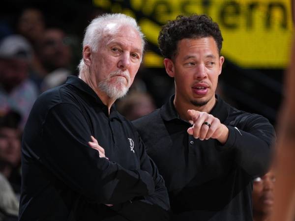Gregg Popovich (kiri) dan Mitch Johnson. (Foto: AP)