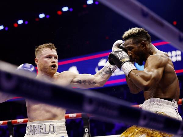 Pengejaran Canelo Alvarez (kiri) terhadap William Scull yang konstan dan teknik body work-nya yang superior menjadi faktor penentu. (Foto: AP)