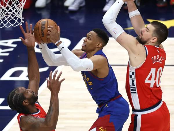 Pemain cadangan Denver Nuggets, Russell Westbrook (tengah) berperan penting dalam menghadapi mantan timnya. (Foto: AP)