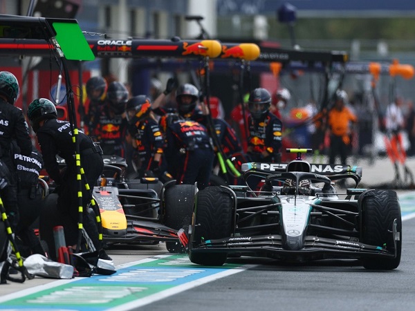 Helmut Marko akui Red Bull lalai saat lakukan pitstop Verstappen di Sprint Race GP Miami.