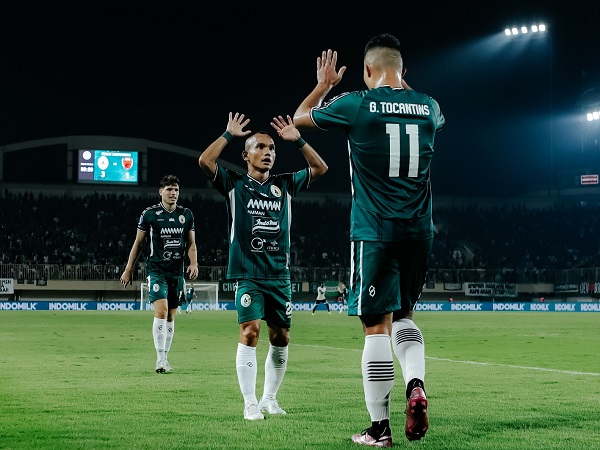 Penyerang PSS Sleman, Gustavo Tocantins merayakan gol ke gawang PSM Makassar