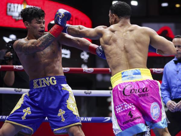 Ryan Garcia (kiri) diperkirakan akan mendominasi, nyatanya malah harus menelan pil pahit kekalahan. (Foto: Fight TV)