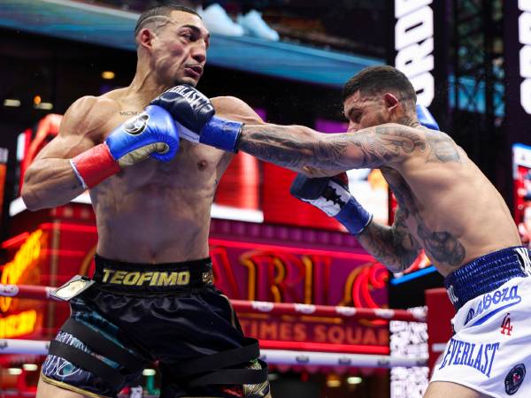 Kecepatan dan refleks Teofimo Lopez yang superior terlihat jelas di awal laga. (Foto: Fight TV)