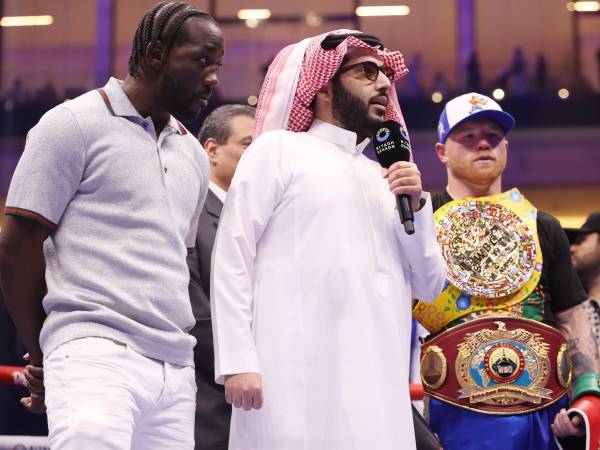 Canelo Alvarez (kanan) dan Terence Crawford mengapit Turki Alalshikh saat pertarungan mereka diumumkan pada Sabtu (5/4). (Foto: Fight TV)