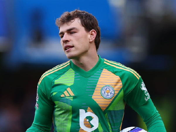 Brentford membidik kiper Leicester City, Mads Hermansen
