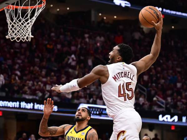 Donovan Mitchell (kanan) membantu Cleveland menghapus defisit 12 poin pada kuarter ketiga. (Foto: AP)