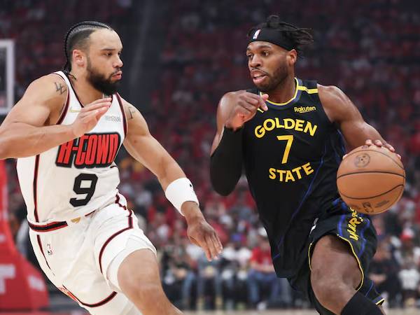 Buddy Hield (kanan) membukukan 33 poin saat Golden State Warriors meraih kemenangan tandang 103-89 atas Houston Rockets pada hari Minggu 4/5) malam. (Foto: AP)
