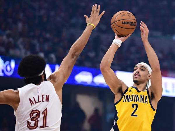 Andrew Nembhard (kanan) mencetak 23 poin saat Indiana Pacers meraih kemenangan tandang 121-112 atas tim unggulan teratas Cleveland Cavaliers pada Game 1 semifinal playoff Wilayah Timur pada Minggu (4/5) malam. (Foto: AP)