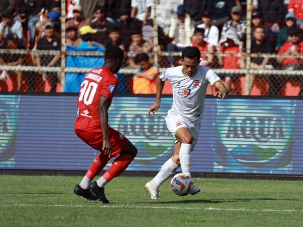 Pemain bertahan Madura United, Taufik Hidayat di pertandingan kontra Semen Padang FC