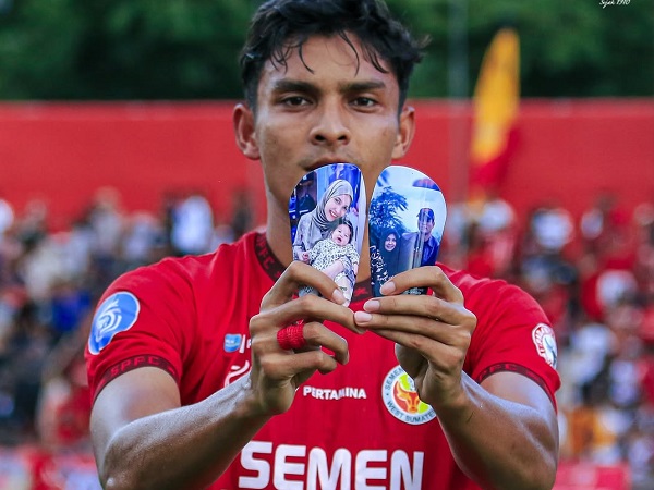 Penyerang Semen Padang FC, Muhamad Ridwan merayakan gol ke gawang Madura United