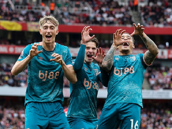 Dean Huijsen merayakan golnya ke gawang Arsenal bersama Alex Scott dan Marcus Tavernier