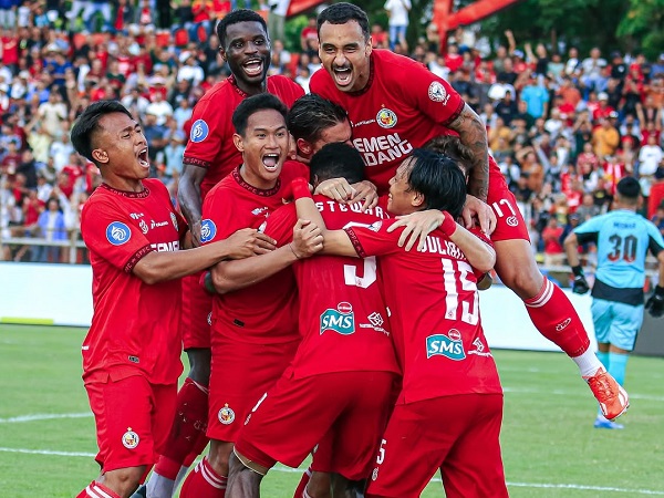 Pemain Semen Padang FC merayakan gol ke gawang Madura United