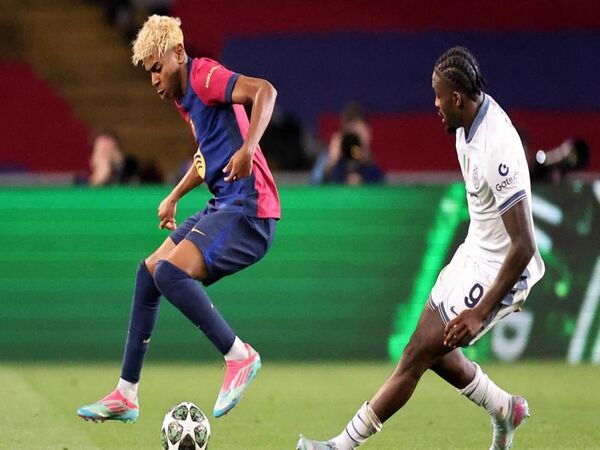 Simone Inzaghi menyebut Lamine Yamal adalah pemain yang mustahil bisa dihentikan pergerakannya, jelang laga leg kedua semifinal Liga Champions antara Inter Milan vs Barcelona (7/5) / via Getty Images