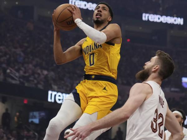 Tyrese Haliburton (kiri) tampil ciamik di kedua ujung lapangan. (Foto: AP)