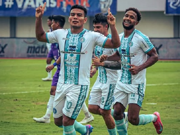 Penyerang PSBS Biak, Alexsandro merayakan gol