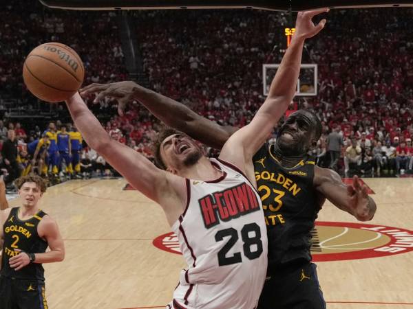 Draymond Green (kanan) tetap tenang, menghindari kesalahan langkah emosional, dan menjaga pertahanan Warriors sepanjang pertandingan. (Foto: AP)