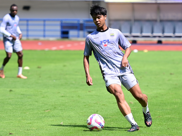 Nazriel Alvaro mengikuti sesi latihan Persib