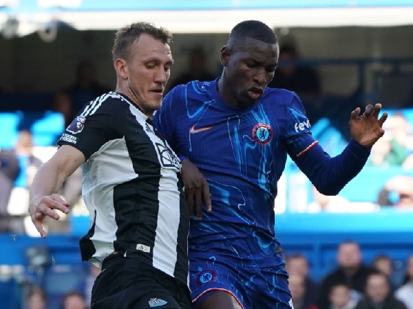 Bek Newcastle United, Dan Burn, berduel dengan striker Chelsea Nicolas Jackson