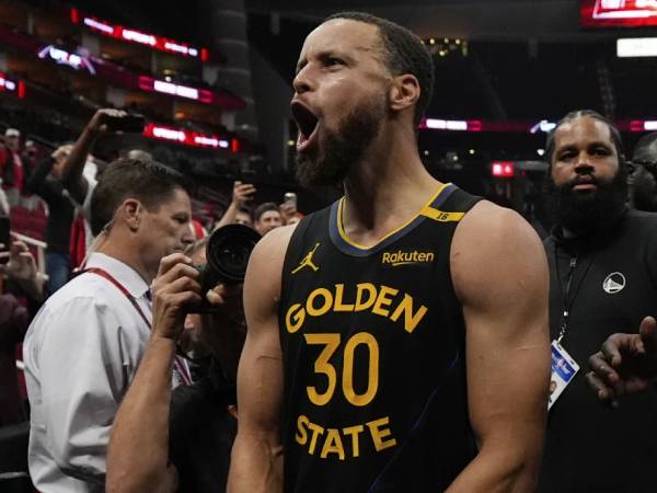 Bintang Golden State Warriors Stephhen Curry melakukan selebrasi setelah menyingkirkan Rockets di Game 7. (Foto: AP)