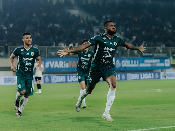 Pemain PSS Sleman, Cirino merayakan gol ke gawang PSM Makassar