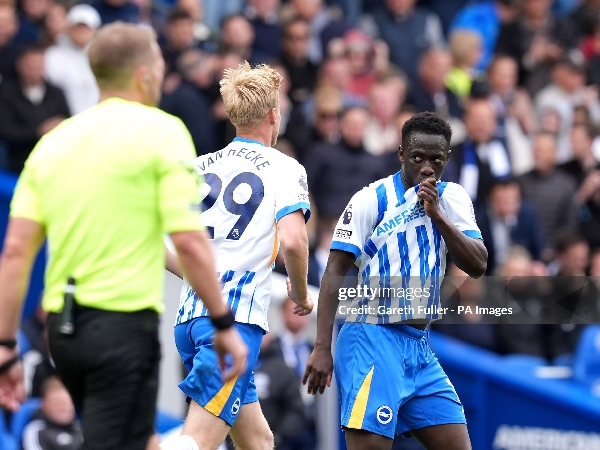 Yankuba Minteh membobol gawang Newcastle untuk kedua kalinya