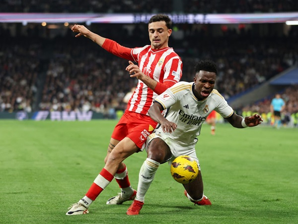 Barcelona Kini Turut Mengejar Bek Muda Milik Almeria