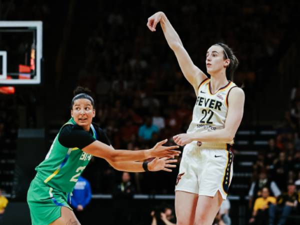 Caitlin Clark (kanan) beraksi melawan tim nasional Brasil dalam laga pramusim. (Foto: AP)