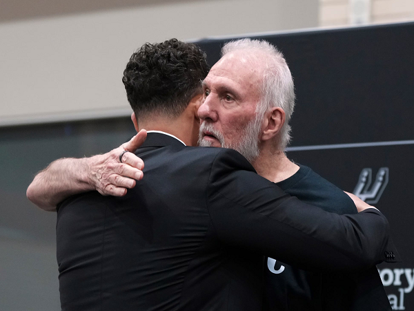 Gregg Popovich siap bantu Mitch Johnson agar jadi head coach yang solid.