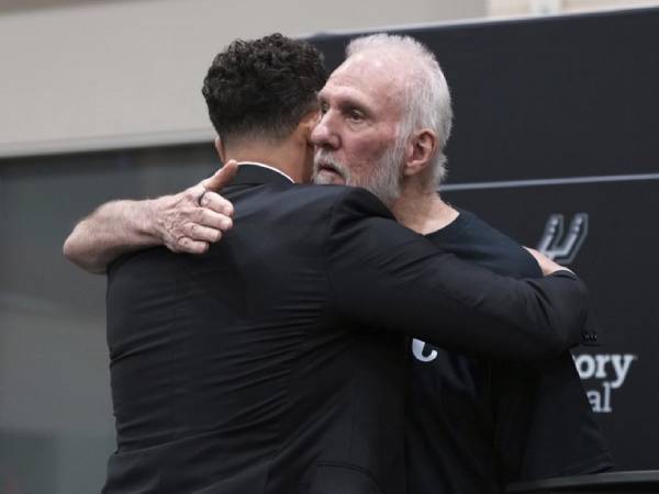 Gregg Popovich (kanan) memeluk Mitch Johnson dalam acara konferensi pers pada Senin (5/5). (Foto: AP)