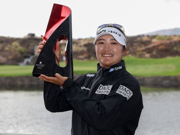 Haeran Ryu berpose dengan trofi Black Desert Championship. (Foto: Golf Digest)