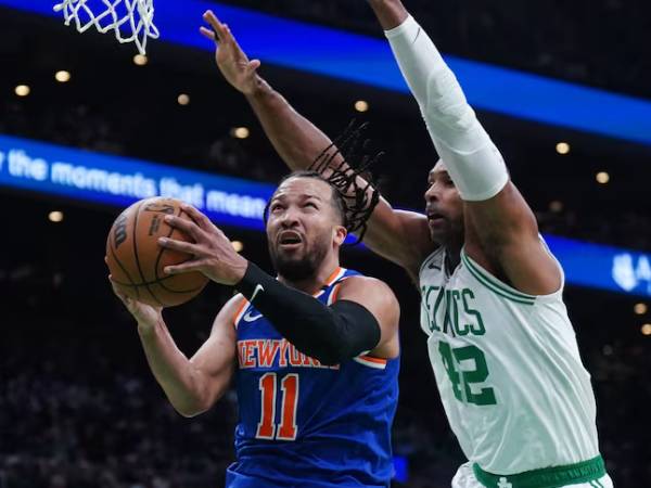 Jalen Brunson (kiri) mencetak 29 poin saat tim tamu New York Knicks meraih kemenangan 108-105 atas Boston Celtics melalui babak overtime pada Game 1 semifinal Wilayah Timur, Senin (5/5) malam. (Foto: AP)
