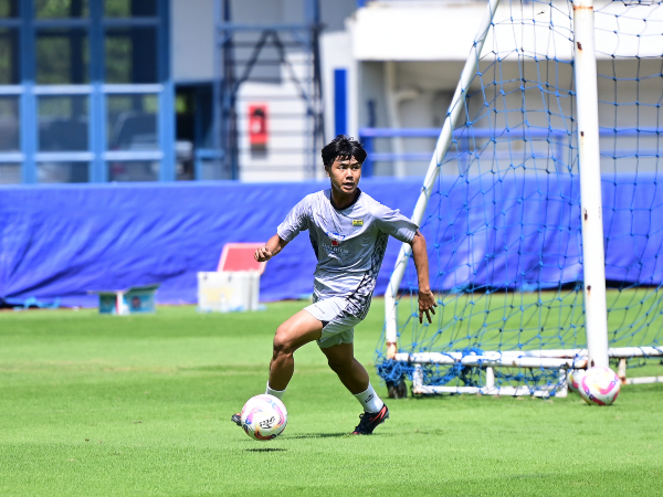 Pemain timnas Indonesia U-17, Nazriel Alvaro mengikuti latihan bareng Persib senior