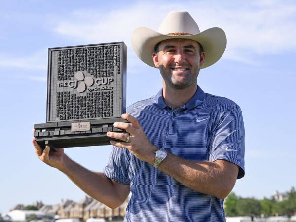 Scottie Scheffler berpose dengan trfoi RJ Cup. (Foto: Golf Digest)