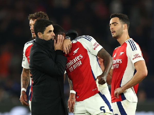 Mikel Arteta menenangkan para pemain Arsenal