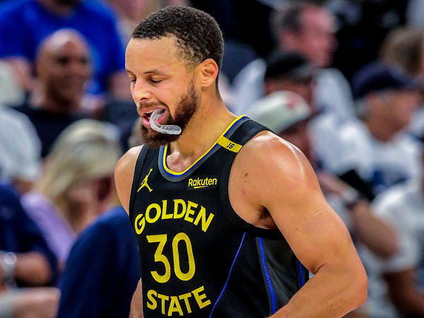 Stephen Curry harus menepi satu pekan karena cedera hamstring.