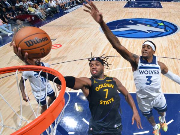 Buddy Hield (kiri) mencetak 24 poin saat Golden State Warriors meraih kemenangan 99-88 atas Minnesota Timberwolves pada Game 1 semifinal Wilayah Barat pada Selasa (6/5) malam.