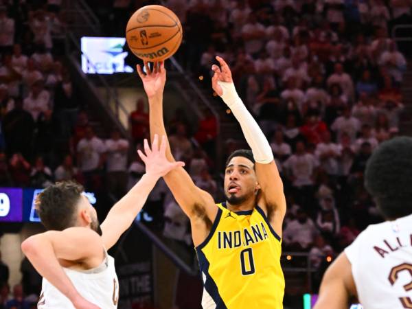 Tyrese Haliburton (kanan) melesakkan tembakan tiga angka dengan 1,1 detik tersisa untuk membawa tim tamu Indiana Pacers menang 120-119 atas Cleveland Cavaliers pada Game 2 semifinal Wilayah Timur, Selasa (6/5) malam.