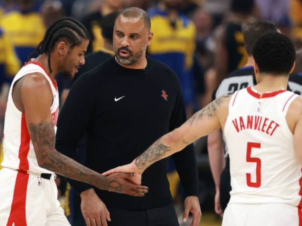 Pelatih Houston Rockets Ime Udoka yakin pengalaman menghadapi tim Warriors akan bermanfaat bagi para pemainnya di lain waktu. (Foto: AP)
