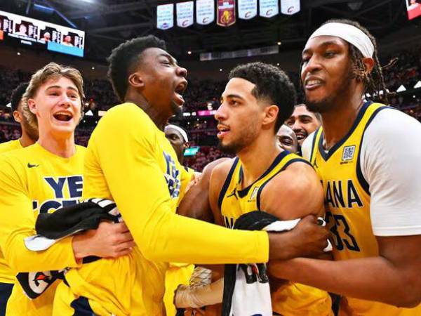 Bintang Indiana Pacers Tyrese Haliburton dikerubuti rekan-rekannya setelah memastikan kemenangan di Game 2 versus Cavs. (Foto: AP)