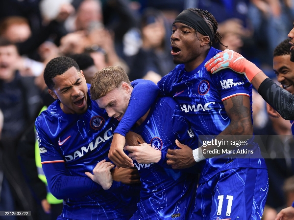 Levi Colwill merayakan gol penutup Cole Palmer ke gawang Liverpool