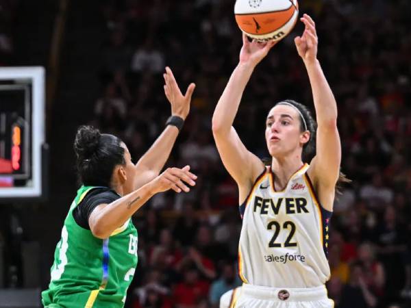 Caitlin Clark tampil menghadapi tim nasional wanita Brasil di Carver-Hawkeye Arena di Iowa, almamater Clark. (Foto: AP)