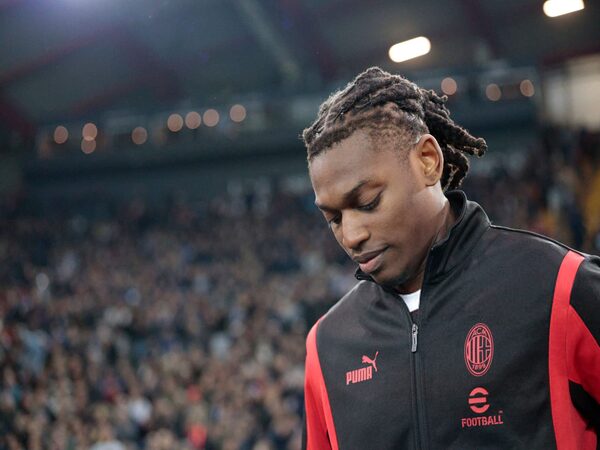 Arsenal dilaporkan masuk dalam daftar klub EPL terbaru di belakang Chelsea yang tertarik meminang Rafael Leao di bursa transfer musim panas 2025 / via Getty Images